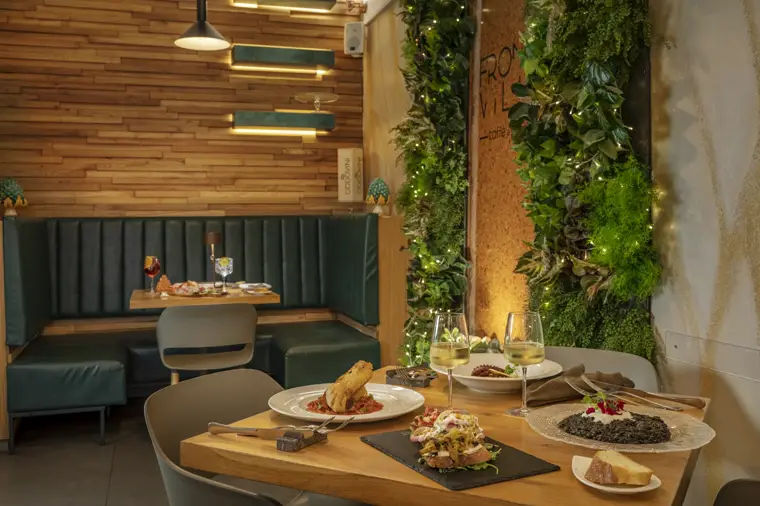 Custom-made LUX vertical garden &ndash; Restaurant