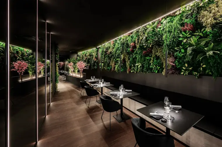 Custom-made LUX vertical garden &ndash; Lounge restaurant