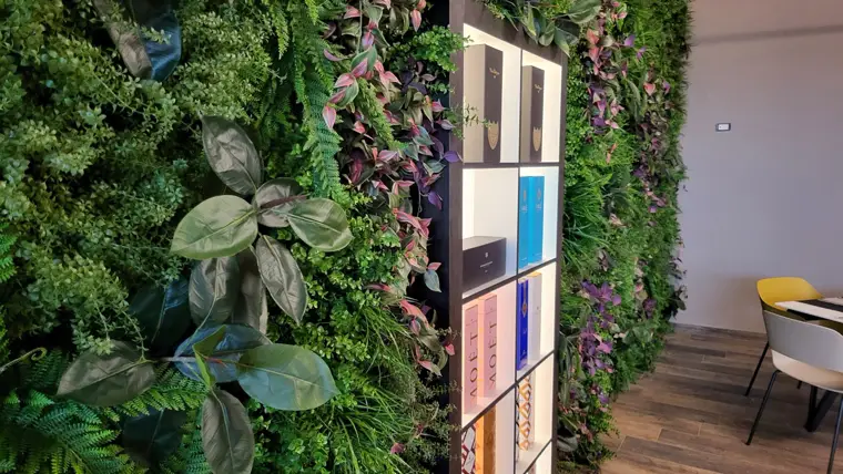 Custom-made LUX vertical garden &ndash; Retail space